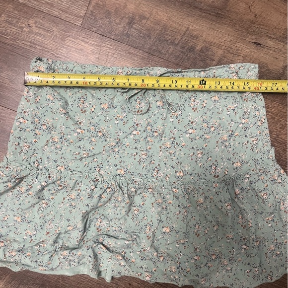 Brandy Melville Floral Green Skirt - Picture 3 of 3